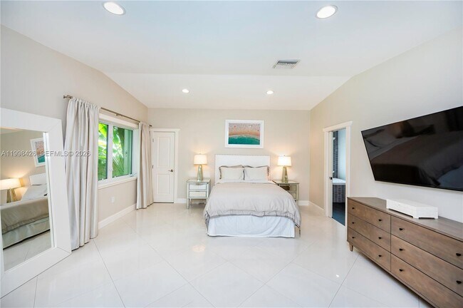 Building Photo - 1003 NE 118th St