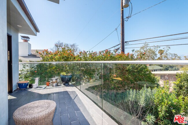 Building Photo - 581 Agate St