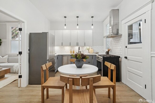 Building Photo - 202 (17-19 Card Aly)