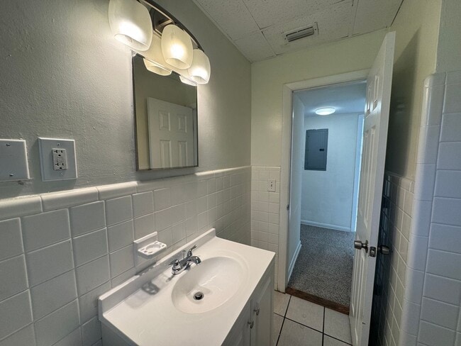 Building Photo - Ready Now! 4/2 Single Family Home in Arlington!