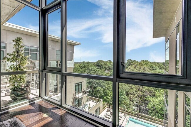 Building Photo - 905 Juniper St NE