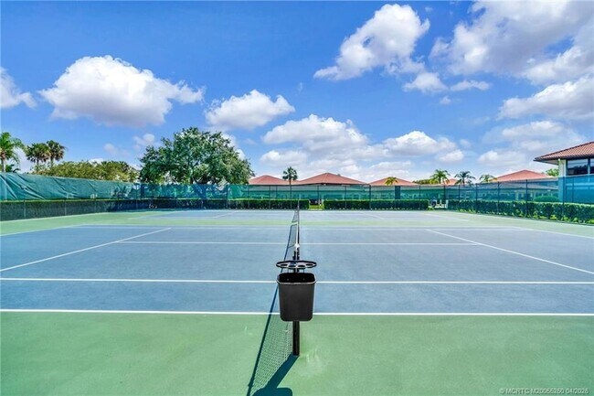 Building Photo - 511 SW South River Dr