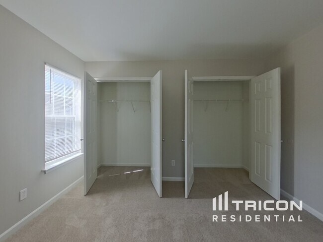 Building Photo - 827 Oakshire Cir