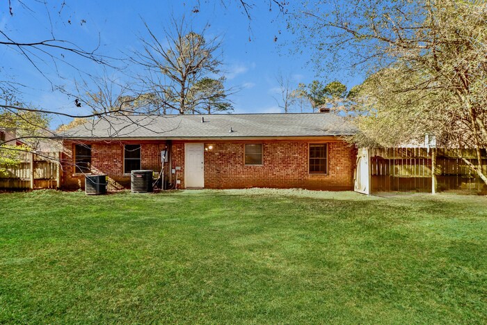 Building Photo - 121 Beverly Dr