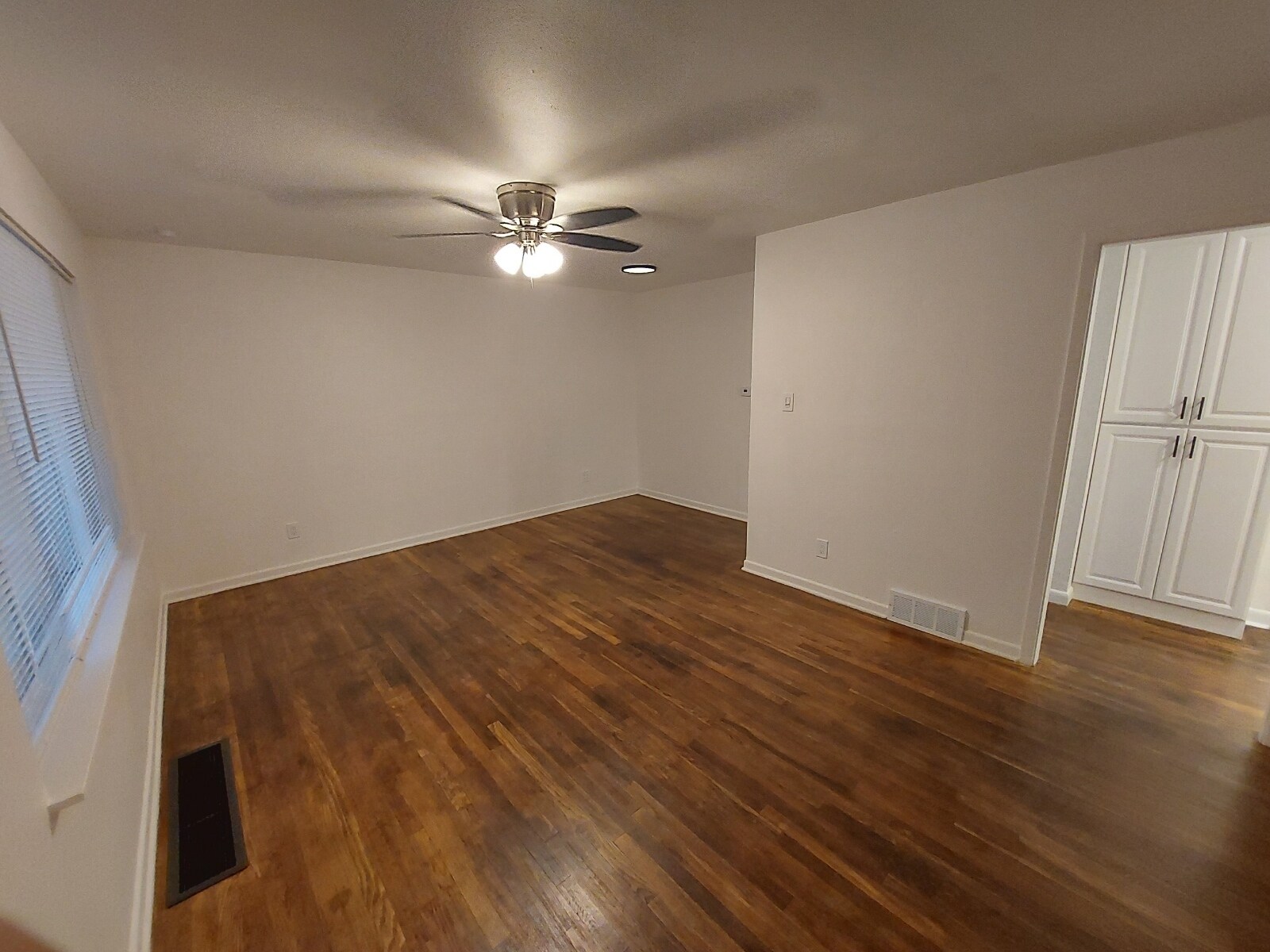 Building Photo - 335 Valley Dr