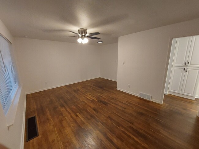 Building Photo - 335 Valley Dr