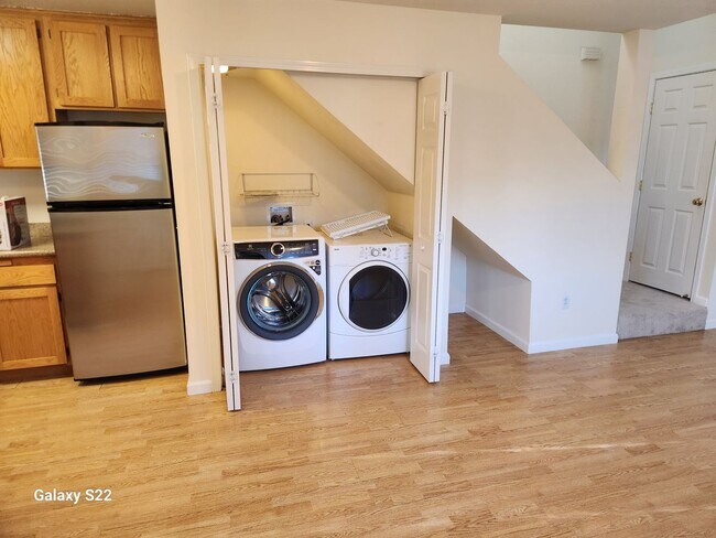 Building Photo - Immaculate Two story,  1 Bedroom, 1 Bathroom, Condo, lots of light,  Close to everything!