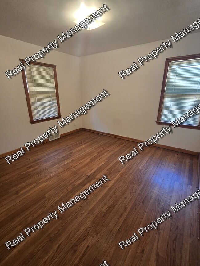 Building Photo - Spacious Three Bedroom