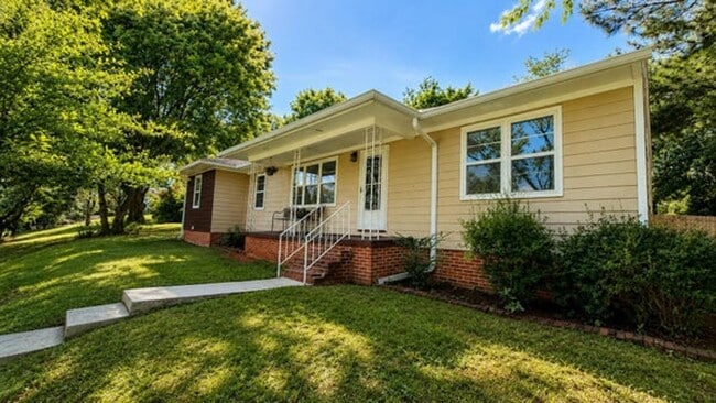Building Photo - 3005 Pine Dr NE