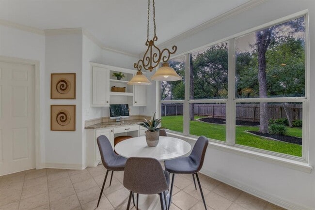 Building Photo - 701 Oaklands Dr