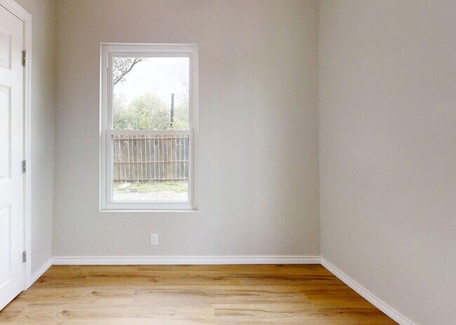 Building Photo - Fully Updated 2 Bedroom Home Near Randolph AFB