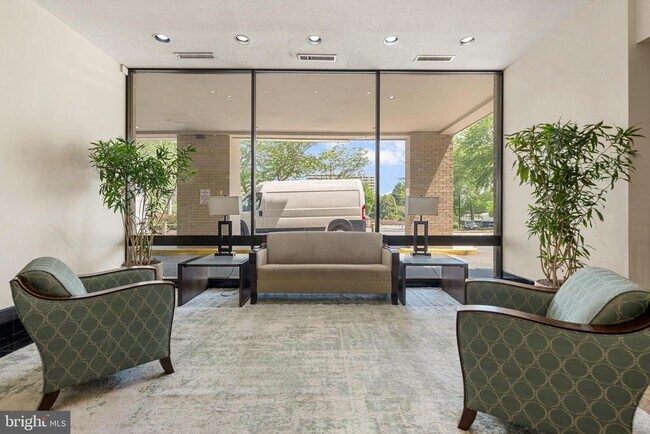 Building Photo - 205 Yoakum Pkwy