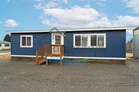 Building Photo - 2 Bedroom 1 Bath Home with Off-Street Park...