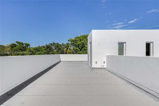 Building Photo - 696 NE 68th St