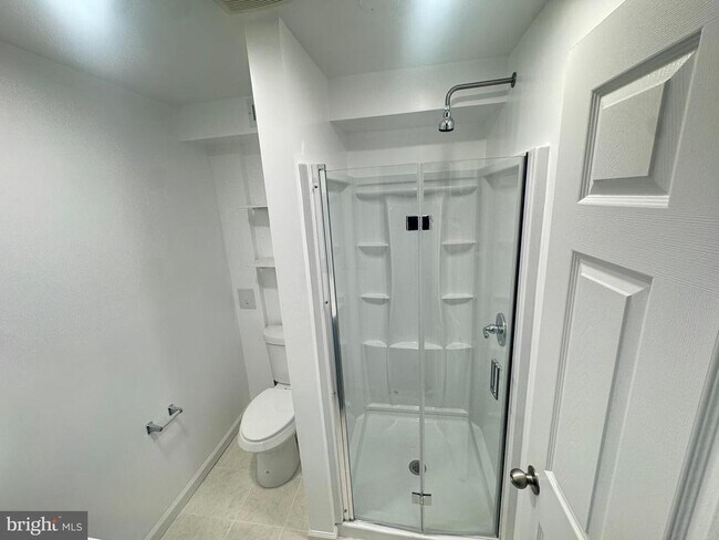 Building Photo - 9250 Three Oaks Dr