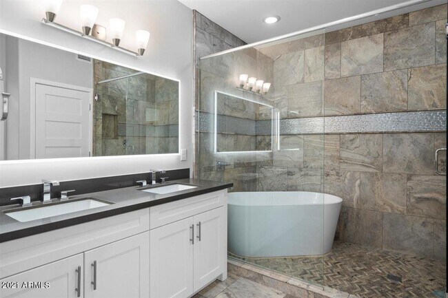 Building Photo - 1214 W 5th St