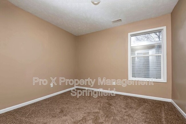 Building Photo - 652 N Belview Ave