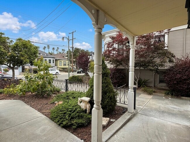 Building Photo - $2,400 / 2 BR - Beautifully Updated Home in Desirable Alameda Neighborhood