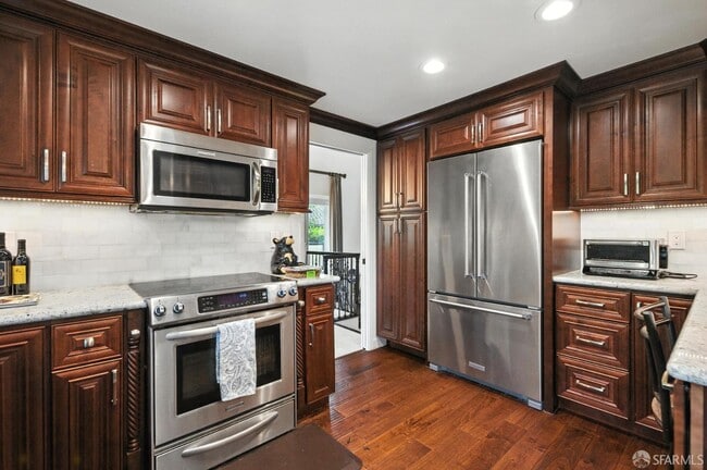 Building Photo - 116 Oakcrest Ct
