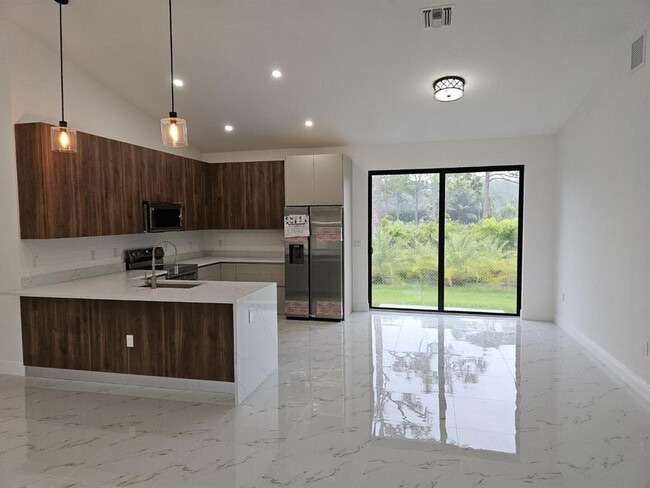 Building Photo - 6490 W Park Ln