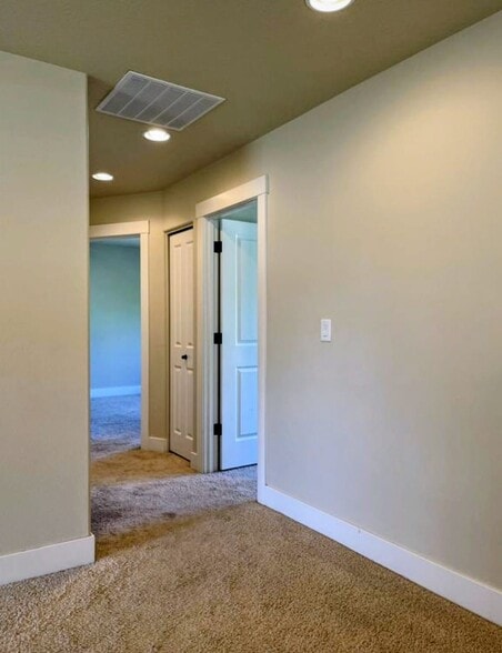 Upper floor - 552 NE 77th Ave