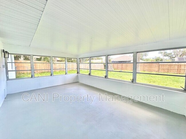 Building Photo - 2517 Royal Palm Dr