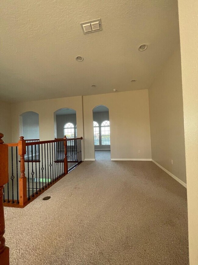 Building Photo - BRISTOL ESTATES 4 BEDRROM, 4 BATHROOMS, 3 CAR GARAGE HOUSE