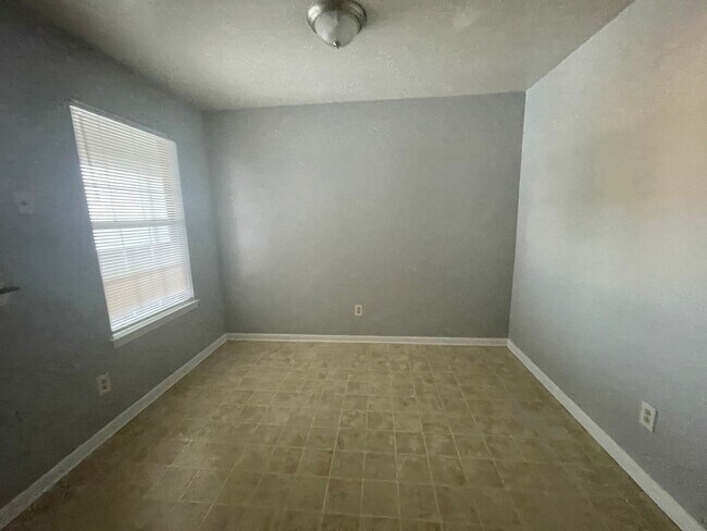 Building Photo - UPPER LEVEL SINGLE STORY CONDO IN HOLLAND ...