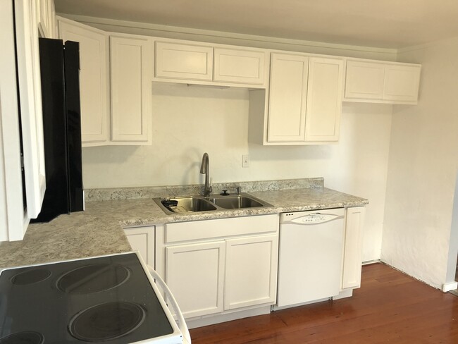 Building Photo - Freshly remodeled 3 bedroom 1 bathroom house!