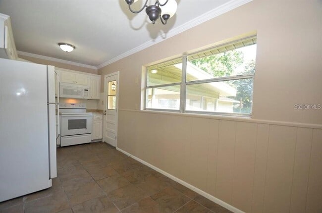 Building Photo - 615 Sarita St