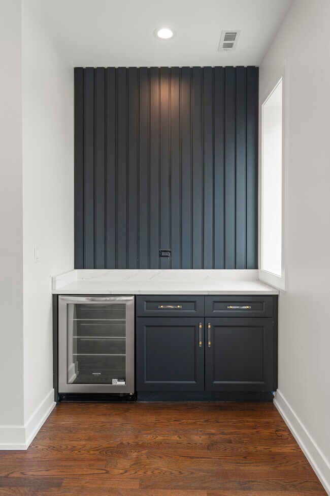 Building Photo - 420 E 50th Pl
