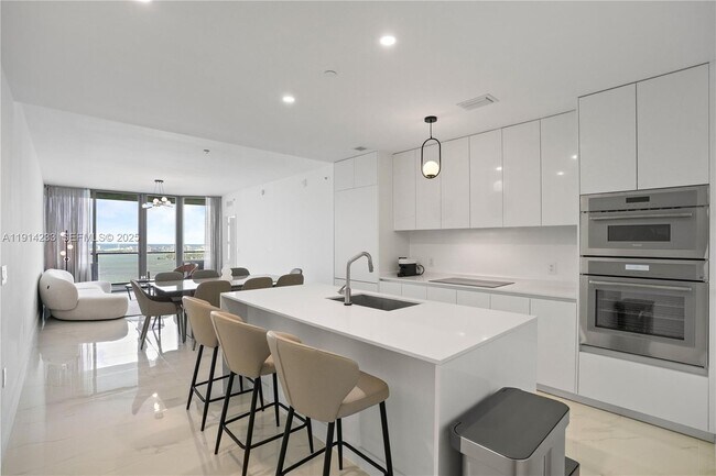 Building Photo - 700 NE 24th St