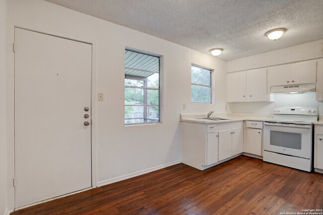 Building Photo - 724 Old Martindale Rd