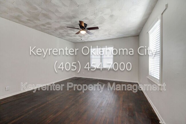 Building Photo - 4913 N Willow Ave