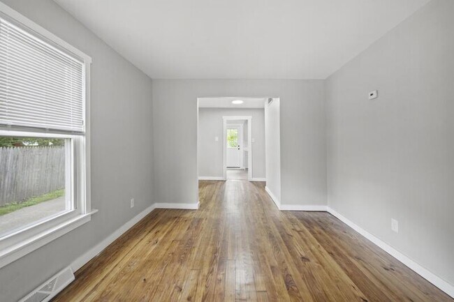 Building Photo - 346 E Bernhard Ave