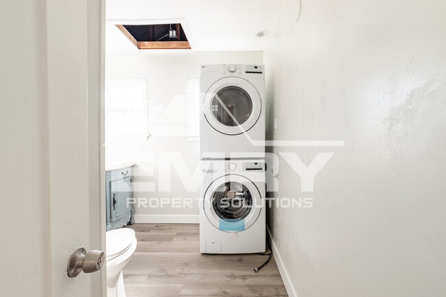 Building Photo - MOVE IN READY 2 BEDROOM 1 BATHROOM HOME IN LYNWOOD CA 90262