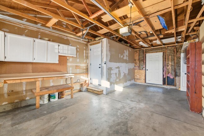 Building Photo - PRICE DROP! 3 Bedroom 2 Bathroom House Wit...