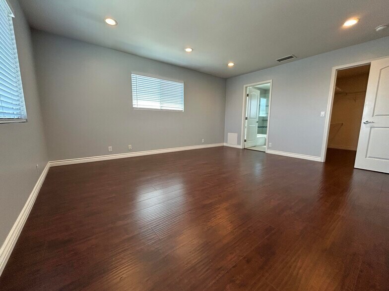 Master bedroom - 8422 Glider Ave