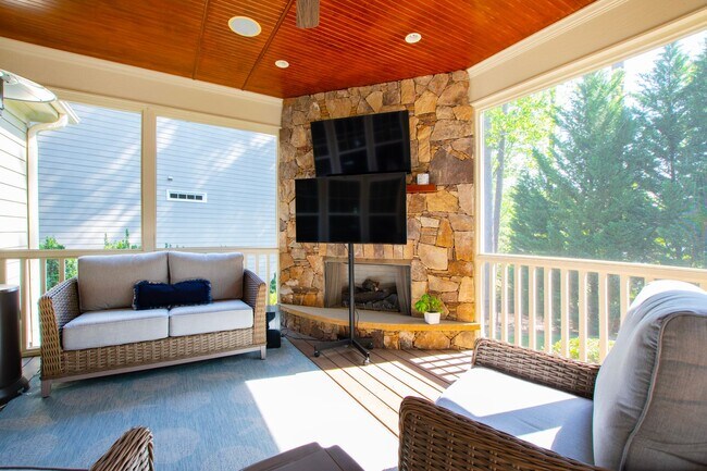 Building Photo - Elegant 5 bedroom home in Bedford!
