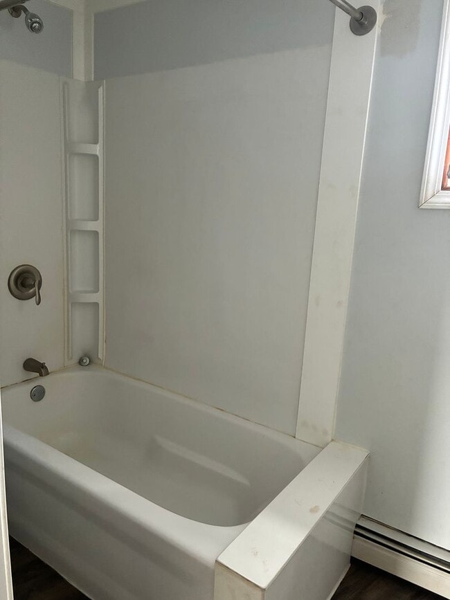 Building Photo - 2 Bedroom Apartment w/Appliances