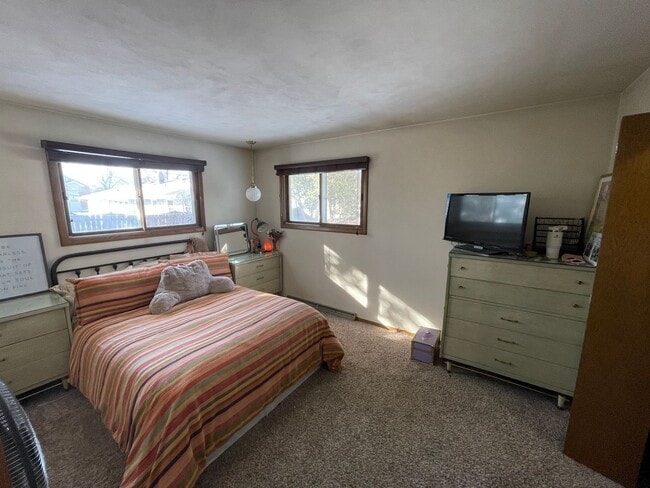 Building Photo - 2 bed, 2 bath, duplex across from park. Ap...