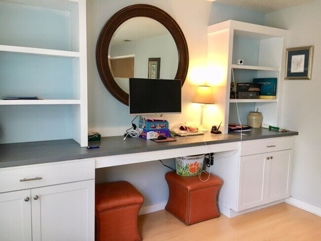 Building Photo - 2BD + Office Space/2.5 Bath - Townhome in ...
