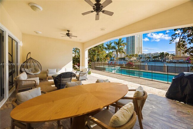 Building Photo - 513 Palm Dr