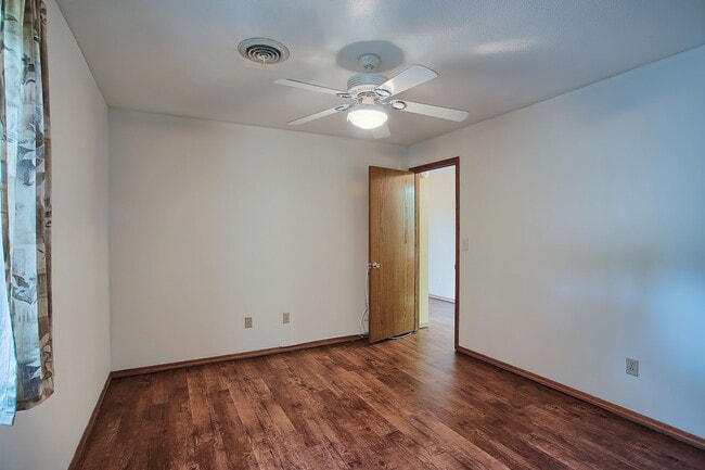 Building Photo - 2 Bedroom, 1.5 Bathroom Condo (AVAILABLE S...