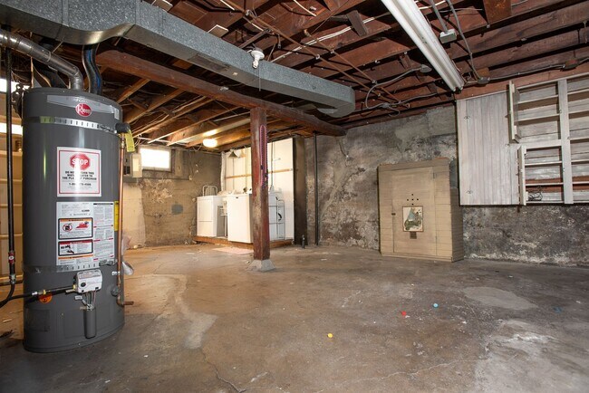Building Photo - Old World Charm with Views of Lake Union!