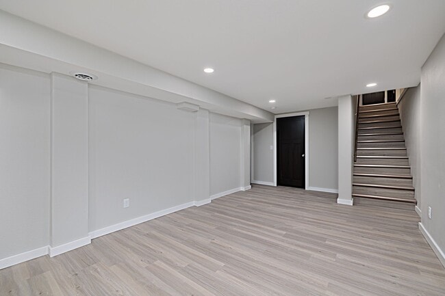 Building Photo - 927-933 Park Ave W