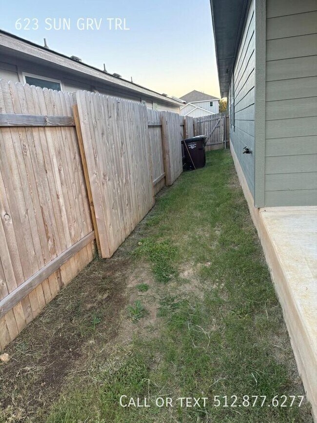 Building Photo - 623 Sun Grv Trl