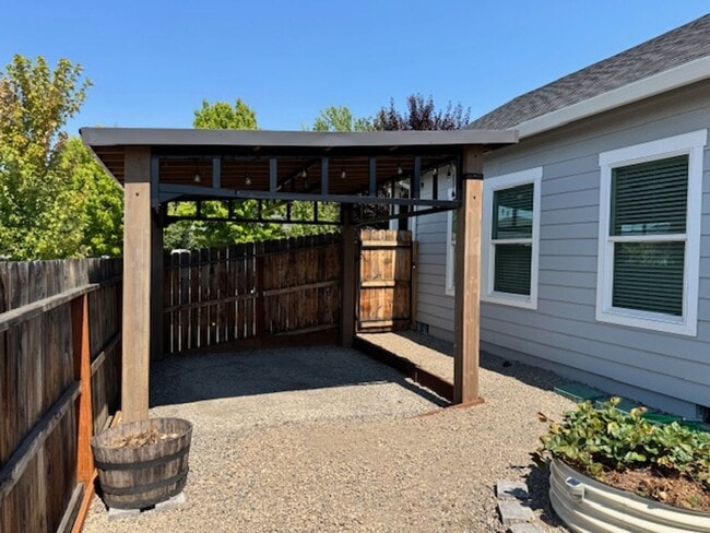 Building Photo - SINGLE LEVEL 3 BEDROOM/ UPGRADES W/ EASY M...
