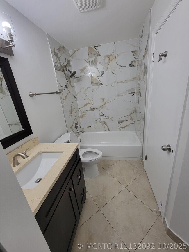 Building Photo - 4208 Glenmoor Dr