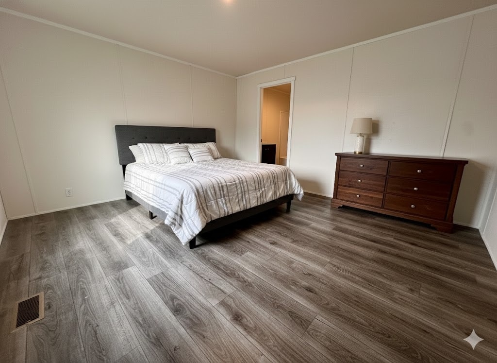 Building Photo - 8 Bing St N